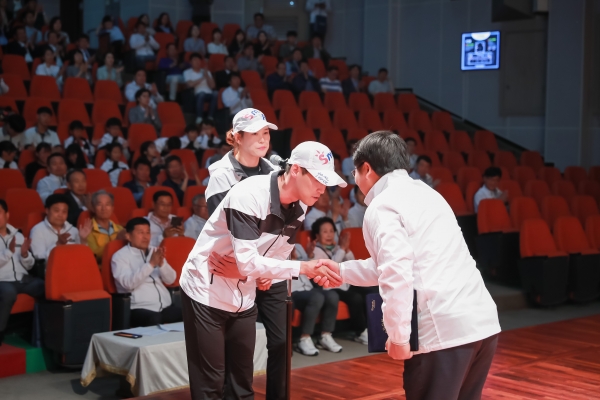 제71회 충남도민체육대회에 출전하는 선수단 결단식’에서 오 시장이 선수들과 격려의 악수를 하고 있다