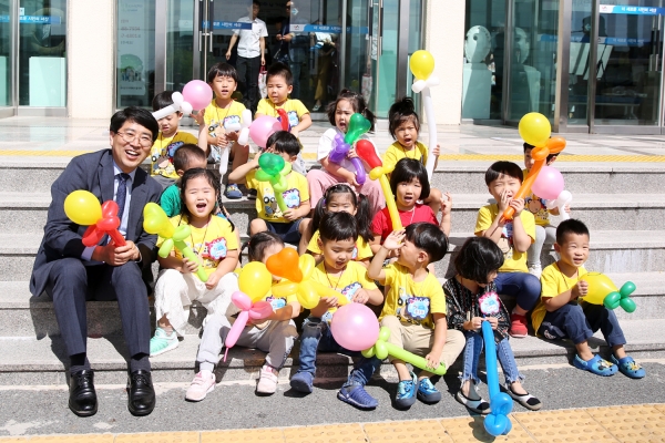 맹정호 서산시장이 아이들과 기념촬영 하고 있는 모습