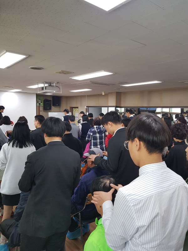 세대공감 효자손 (머리 마사지를 해드리는 모습)