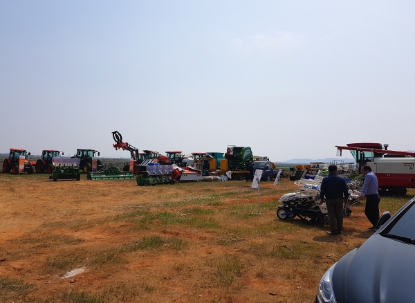 사료용 벼 연시회 사진(농기계 전시)