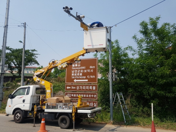 예산군이 방범용 CCTV를 설치하고 있다.