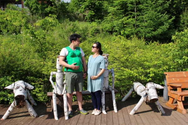 임신부가 강원 횡성군 둔내면 국립횡성숲체원에서 숲태교 프로그램 체험