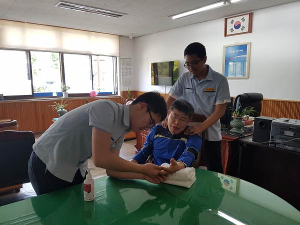 손 마사지로 선생님들께 감사의 마음을 전하는 대전중 학생들