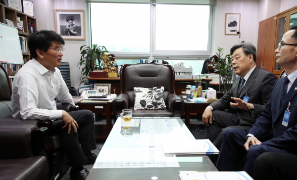 박완주 농림축산식품해양수산위 위원을 방문한 가세로 태안군수 모습.