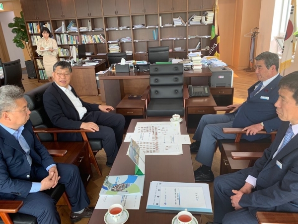 강현수 국토연구원장 방문 사업 건의 장면