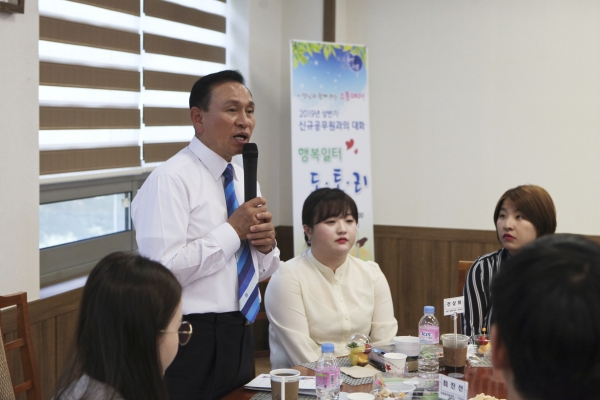 15일 시청 오룡홀에서 구본영 시장과 신규 직원 23명이 점심 도시락을 나누며 대화하는 ‘행복일터 도․토․리’ 행사에 참여