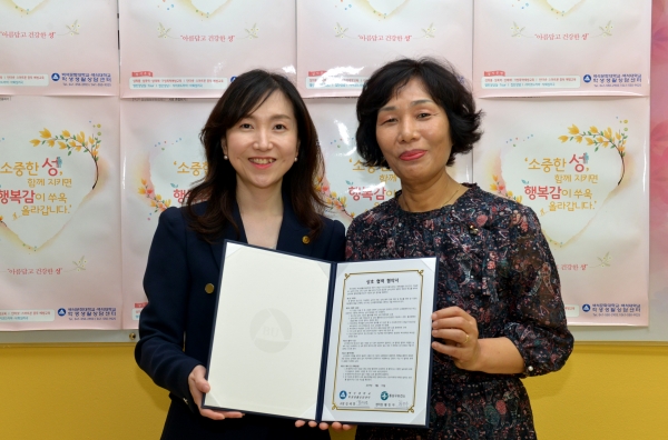 학생생활상담센터 김세영 소장(왼쪽)과 천안시 황민자 동남구보건소장(오른쪽)이 협약 체결 후 기념촬영