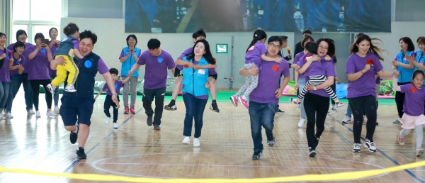 당진 하람어린이집 15일 현대제철 실내체육관에서 ‘행복데이 하람가족 명랑운동회’ 진행 모습