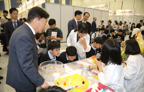 제2회 노벨과학 페스티벌 행사장을 찾아 보고 있는 설동호 교육감