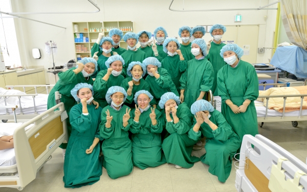 백석대 ‘오픈 캠퍼스’ 간호학과 체험에 나선 학생들이 수술복을 입고 기념촬영
