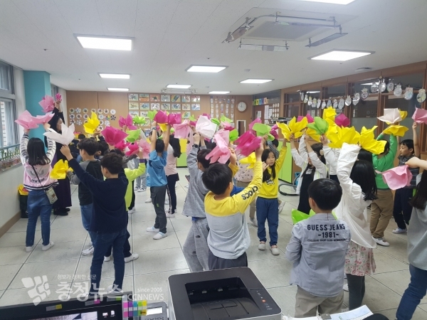 세종시 한 초등학교에서 학생들이 춤을 추면서 인권수업에 참여하고 있는 장면