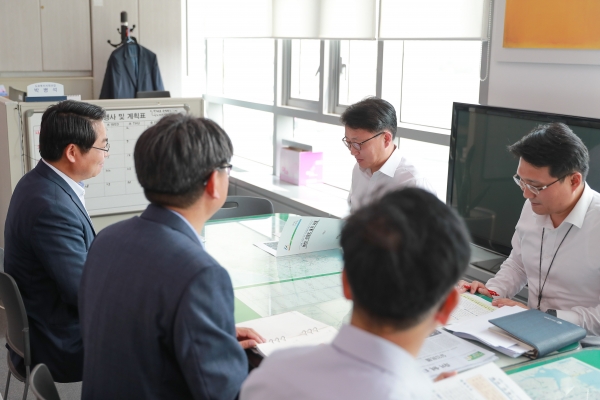 오세현 아산시장 국토교통부 도로투자지원과를 찾아 “물류산업에 민감하게 반응하는 트럭회사들이 앞다투어 판매 거점을 세우고 있는 곳이 물류중심지 아산”이라며 신창IC 설치가 필요함 강조