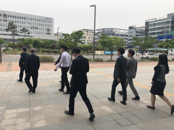 농협 충남본부 구내식당 휴무제 운영으로 직원들이 내포신도시內 상가로 향하고 있다.