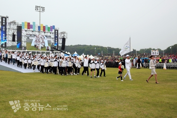 아산시의원들이 아산시 선수단과 함께 입장하며 기운을 붇돋아 주고 있다.