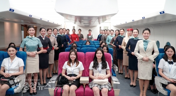 백석문화대 항공서비스전공 학생들이 승무원 유니폼 패션쇼를 하고 있다.