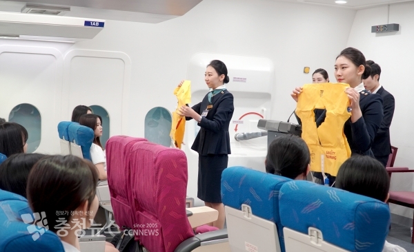 백석문화대 항공서비스전공 재학생들이 기내 안전수칙 교육을 하고 있다.