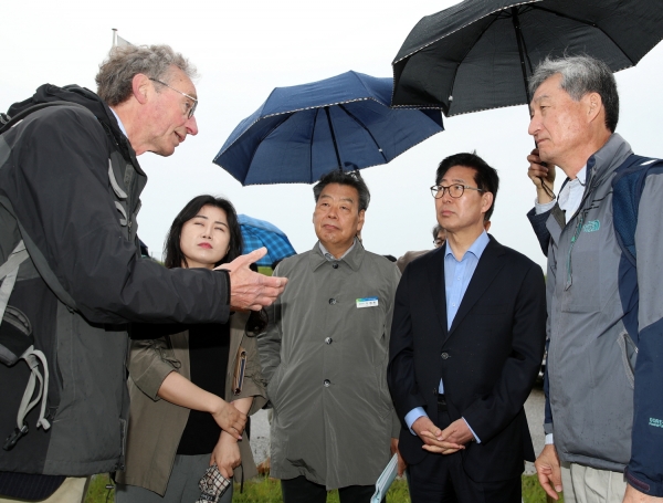 휘어스 호(Veerse Meer) 해수유통터널에서 현황을 청취하고 있는 가세로 군수 모습.