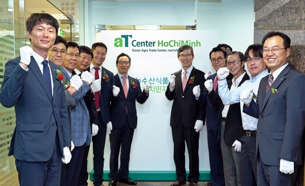 호치민 지사 개소식  - aT 이병호 사장(왼쪽에서 여섯번째) - 임재훈 호치민 총영사(왼쪽에서 일곱 번째)