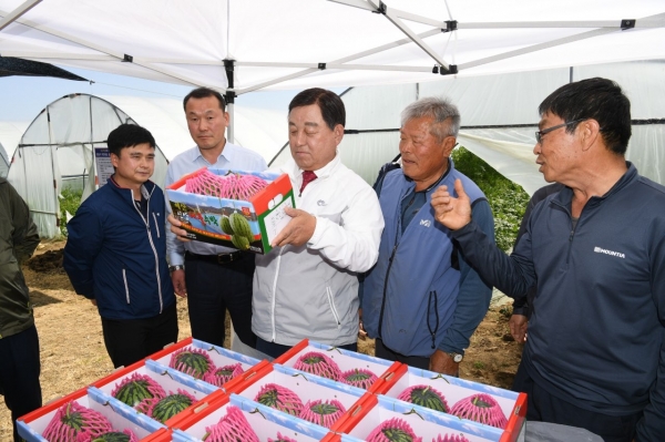 황선봉 군수 애플수박 첫 출하 축하