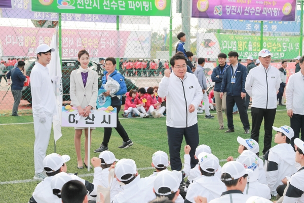 16일 개막식에 앞서 선수단을 격려하는 오세현 아산시장
