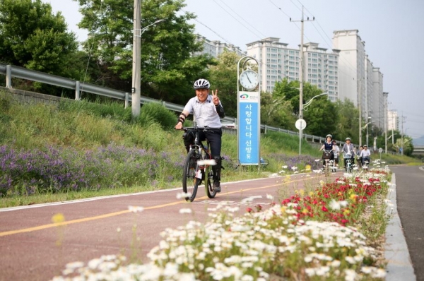 허강욱 신방동장이 천안천변에서 직원들과 자전거를 타고 있다.