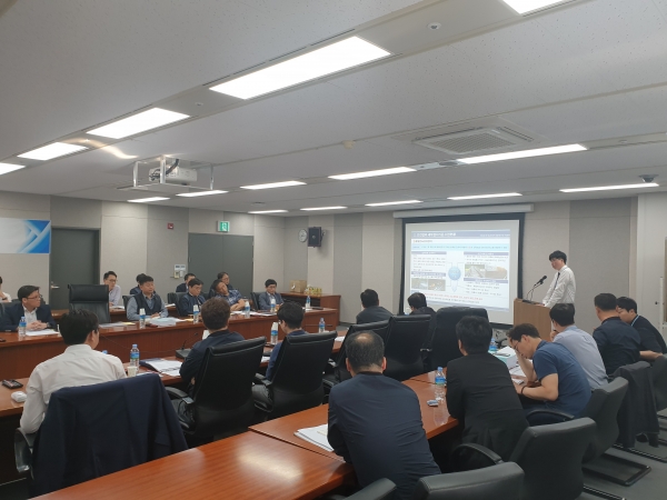 공단 본사(대전 소재)에서 최종보고회를 통해 코레일, 교통안전공단 등 유관기관과 철도신호분야 종합시험 기준 수립 결과를 공유하고 있다.