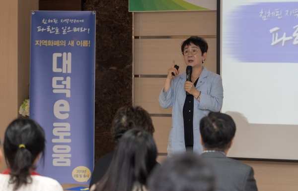 천성원 찾아 지역화폐 대덕e로움 설명하고 있는 박정현 구청장