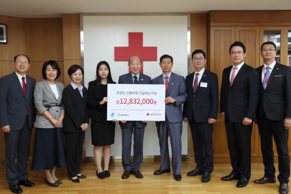 성금전달식 기념촬영/ 노명진 남서울대 총학생회 부회장(왼쪽에서 네번째), 박경서 대한적십자사 회장 (왼쪽에서 다섯번째), 윤승용 남서울대 총장(오른쪽에서 네번째)