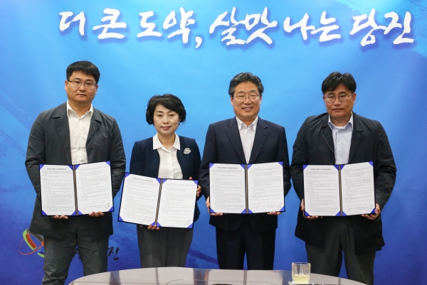 공동주택 관리동 어린이집 국공립 전환 협약 사진(왼쪽부터 힐스테이트당진2차아파트 입주자대표 강민성, 박종희 자치행정국장, 김홍장 당진시장, 한라비발디 입주자대표 박필웅).