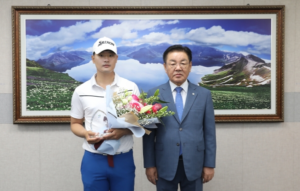 버스정류장 앞에서 쓰러진 학생 구한 권태훈씨 표창