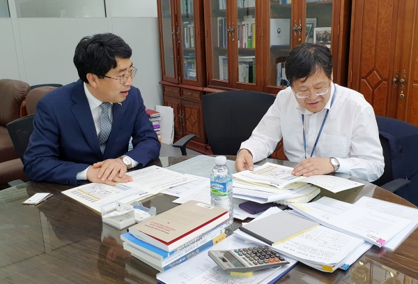 정호 서산시장이 안일환 기획재정부 예산실장을 만나 가로림만 국가해양 정원 조성 사업, 로컬푸드 생산자 직판자 조성사업 등 지역현안을 설명하고 있다.