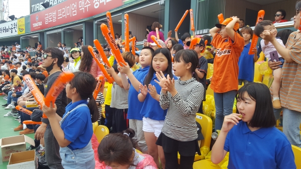 빛돌애향회와 함께하는 농촌 초등학생 문화체험 프로그램 (한화 야구경기 관람 모습)