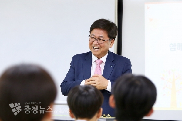 최교진 교육감, 일일 평화·통일교육 교사로 학생들과 얼굴 맞대