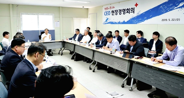 김인식농어촌공사사장은 22일 충남에서 접점직원들과 깊이있고 자유로운 토론을 진행했으며 실전사례공유로 현장중심 대안을 마련하기로 했다.