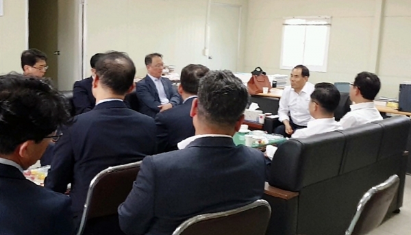 김인식 사장을 비롯한 임직원과 현장접점 직원들이 토론회 중간 도시락 식사후 티타임을 가지며 대화를 나누고 있다