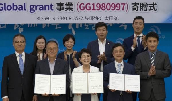 협약서를 들고 있는 박정현 대덕구청장(가운데)과 김도율 대덕구다문화가족지원센터장(왼쪽), 뉴대전로타리클럽 이담 회장