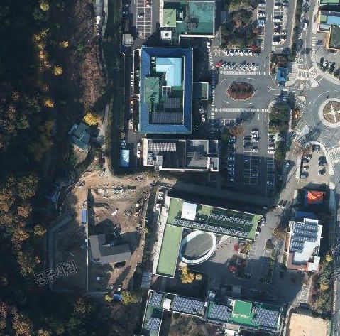 주차장이 조성된 공주시청 2017년과 2018년 항공영상사진