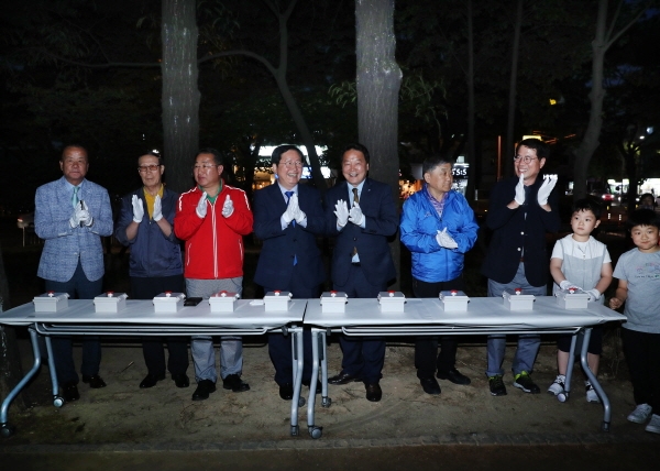 대전 서구, 황톳길 보행조명 설치 점등식 모습