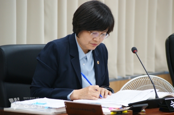 질의하는 손현옥 교육안전위원회 위원