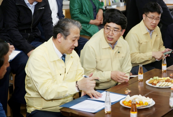 지난 23일 맹정호 서산시장과 박천규 환경부 차관이 독곶2리 마을회관 방문