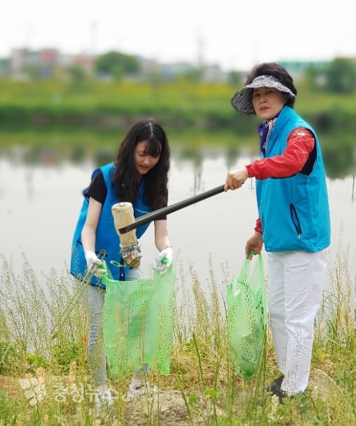 도정자 대전·세종소비자공익네트워크 회장(우) 쓰레기 수거작업 참여