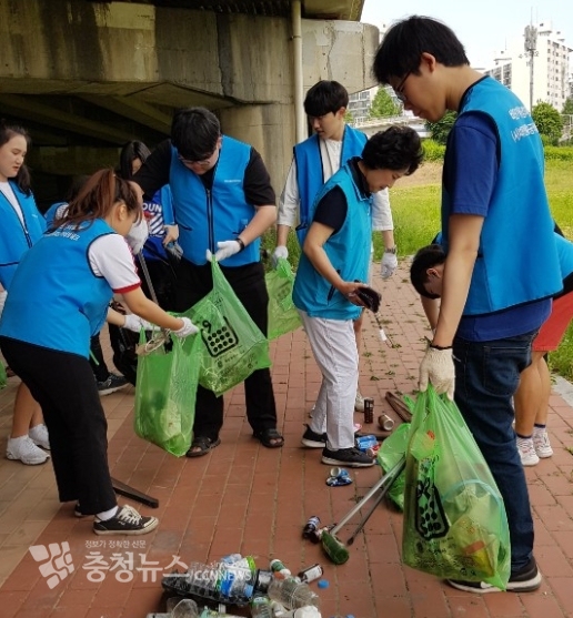 유등천 일대에서 깨끗한 금강을 지키기 위한 하천 정화쓰레기 수거작업