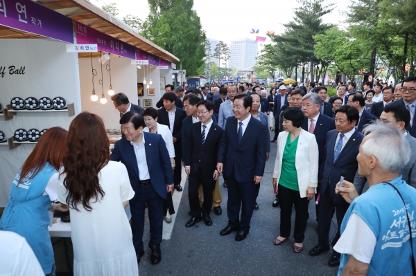 힐링아트페스티벌 첫날 행사장을 찾은 박범계의원, 박병석의원, 장종태 청장 등 관계자들