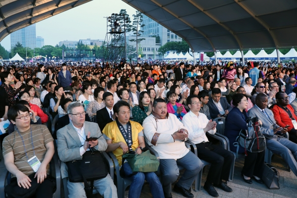 힐링아트페스티벌 첫날 공연을 관람하는 외국인 손님들