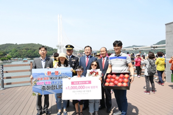 왼쪽상단부터 리솜스파캐슬 정용 총지배인, 김장호 예산경찰서장, 황선봉 예산군수, 이승구 예산군의회 의장과 김민기 씨 가족