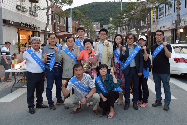 국립충청국악원 5만 5천번째 서명 참여자 임지신씨(사진 중앙)와 김정섭 시장, 최창석 유치위원장(왼쪽에서 2번째) 등이 함께한 기념사진
