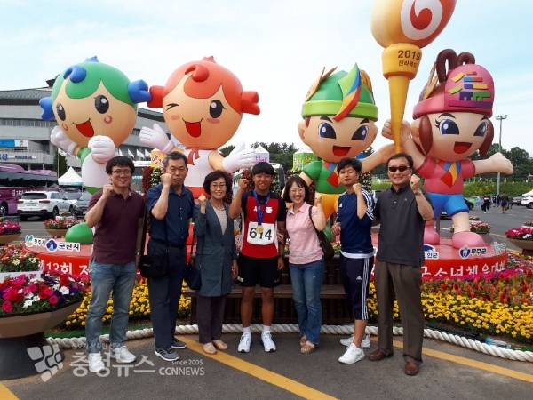 제48회 전국소년체육대회 창던지기 부문에서 금메달을 목에 건 조치원중학교 양현욱 선수와 관계자들