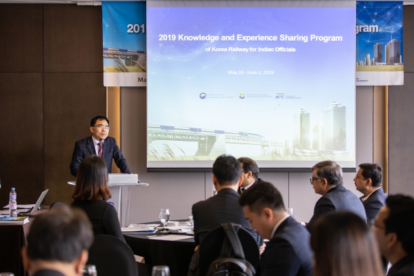 한국철도시설공단 전만경 부이사장이 27일(월) 인도 철도기관 고위공무원을 대상으로 서울에서 초청연수를 시행하고 있다