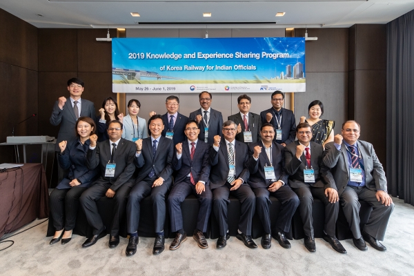 인도 철도기관 고위공무원을 대상으로 서울에서 초청연수를 시행하였다. 이번 연수는 개도국 고위공무원 인프라초청연수의 일환으로, 인도 철도기관과의 네트워크 구축 및 발주사업에 대한 수주 기반 강화를 위해 추진된다.