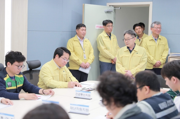 오세현 아산시장이 재난상황보고를 받은 후 실시간 국각위기 대응 연습을 빠르게 진행하고 있다.